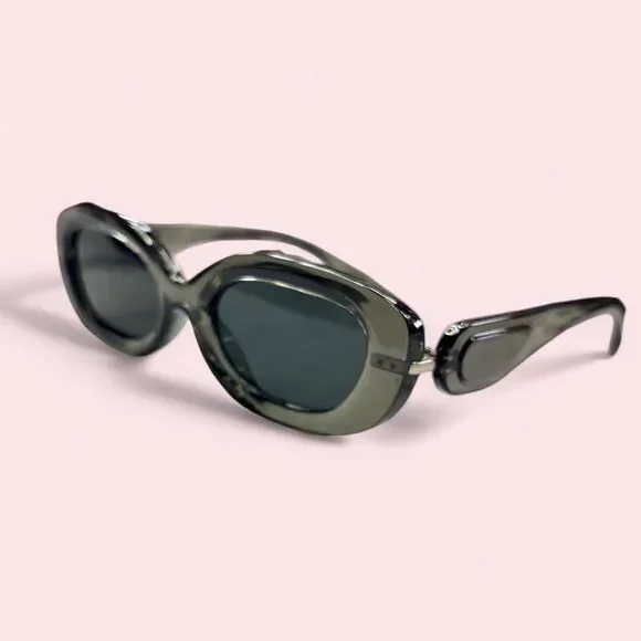 American-vintage Women's Black and Grey Sunglasses - Picture 3 of 6